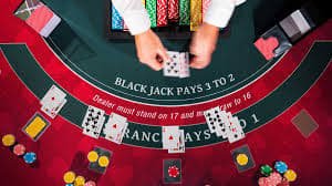 Antarmuka aplikasi rajaspin69 menampilkan studio live-dealer dengan dealer di meja blackjack
